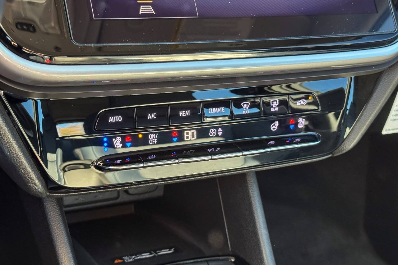 Used 2022 Chevrolet Bolt EUV LT w/ Convenience Package FWD image 30