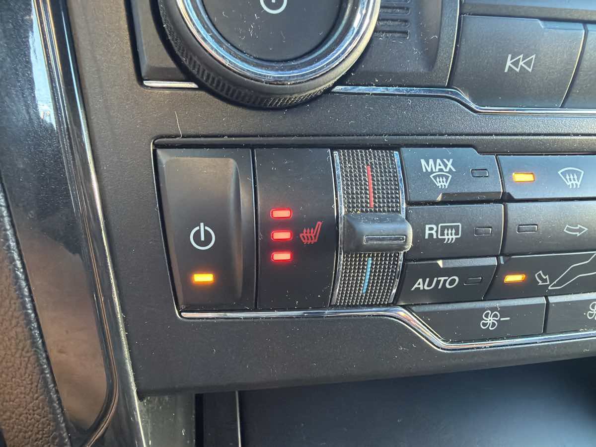 Used 2017 Ford Explorer XLT w/ Equipment Group 202A AWD/4WD image 23