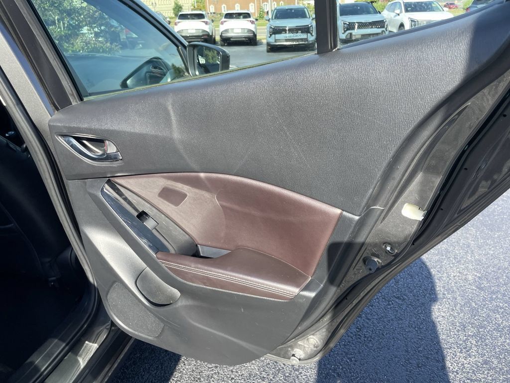 Used 2018 MAZDA MAZDA3 Touring FWD image 23