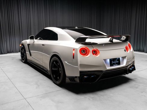 Used 2015 Nissan GT-R Premium AWD/4WD image 5