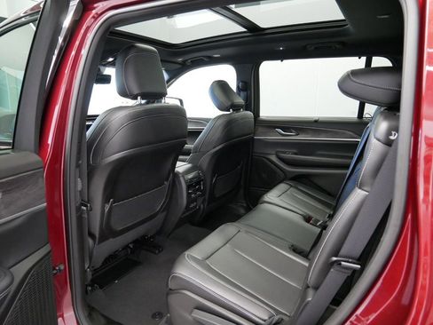 Certified 2025 Jeep Grand Cherokee L Limited w/ Luxury Tech Group II image 25