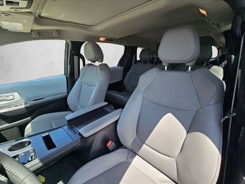 Used 2025 Toyota Sienna XLE FWD image 14