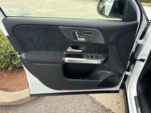 Used 2025 Mercedes-Benz GLB 250 image 9