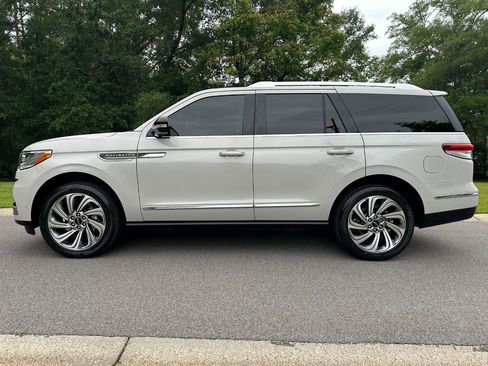 Used 2023 Lincoln Navigator Reserve AWD/4WD image 8