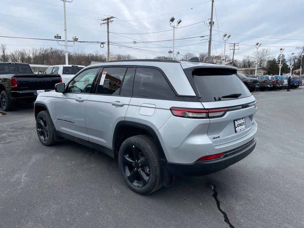 New 2025 Jeep Grand Cherokee Limited w/ Black Appearance Package AWD/4WD image 4