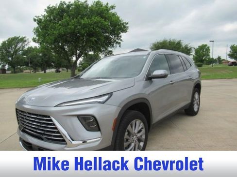 Used 2025 Buick Enclave Preferred FWD image 2