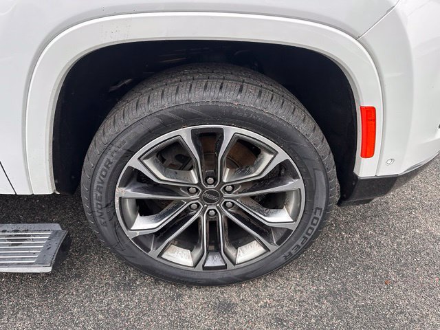 Used 2022 Jeep Grand Wagoneer Series III AWD/4WD image 12