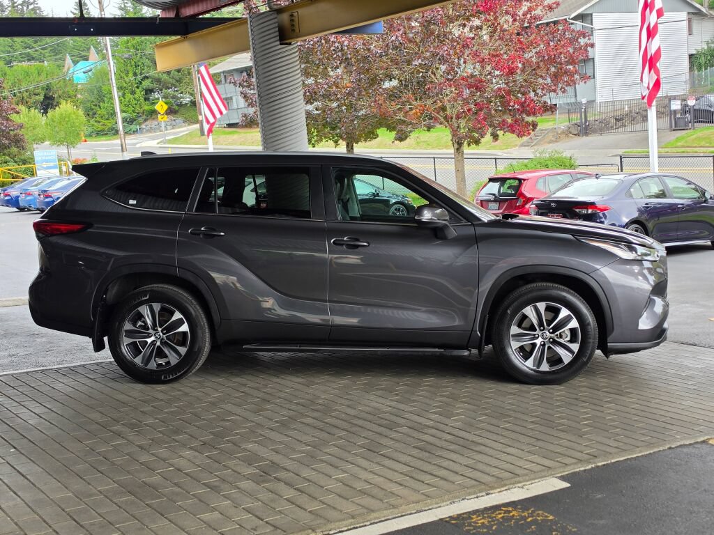 Used 2023 Toyota Highlander XLE AWD/4WD image 4