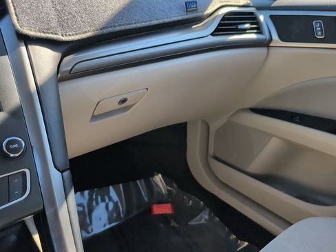 Used 2017 Ford Fusion SE w/ Fusion SE Technology Package image 21