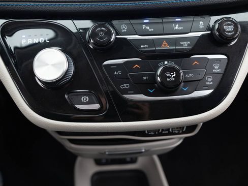Used 2021 Chrysler Pacifica Touring FWD image 35