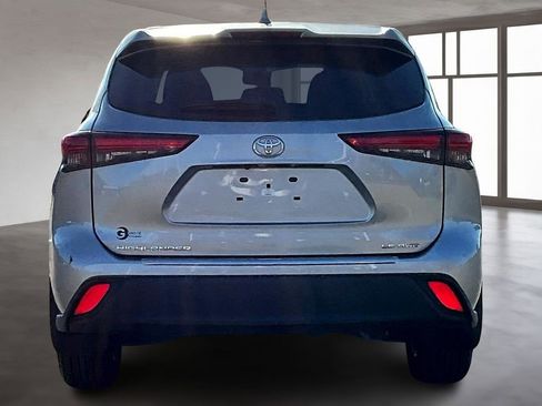 Used 2021 Toyota Highlander LE image 5