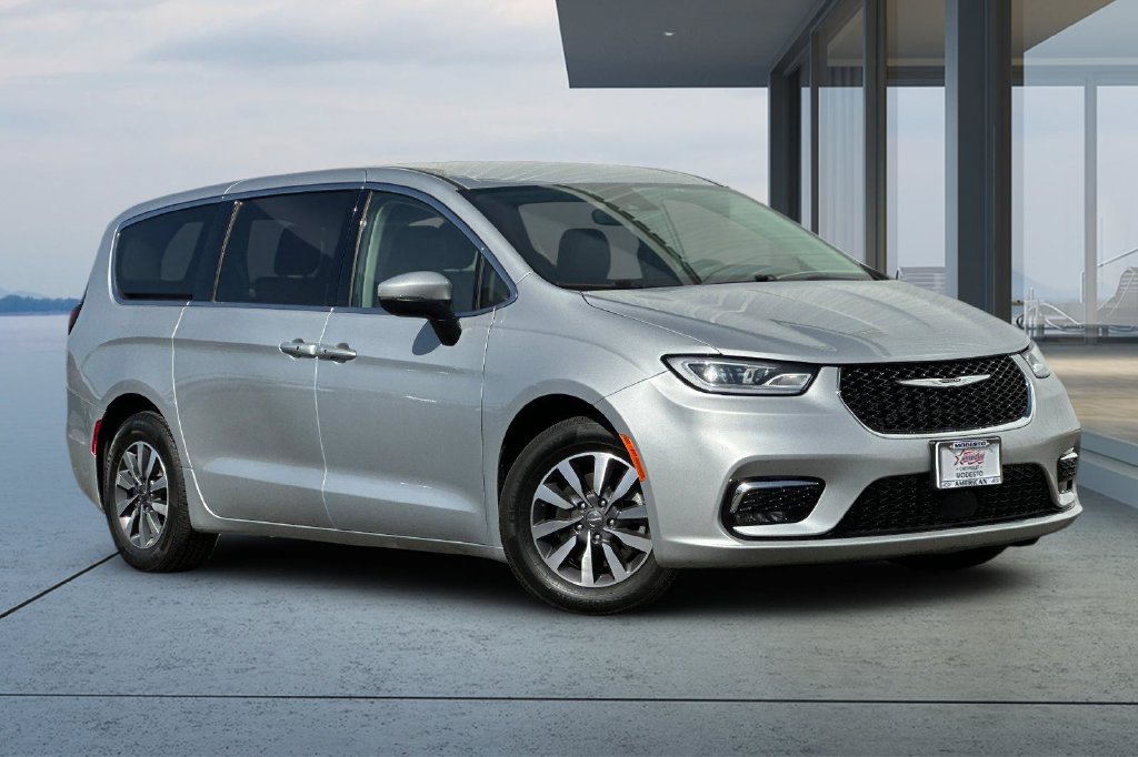 Used 2023 Chrysler Pacifica Touring-L FWD image 2
