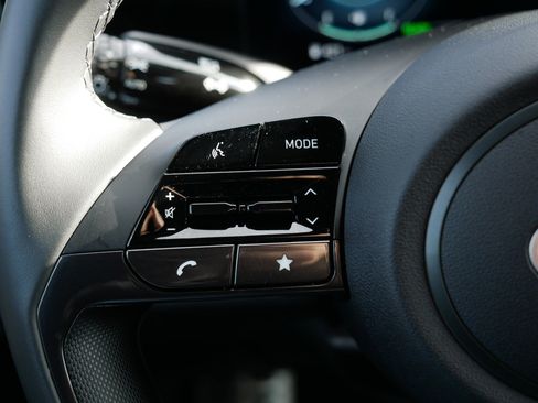 Certified 2025 Hyundai Elantra SEL image 31