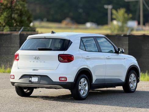 Used 2021 Hyundai Venue SE FWD image 9
