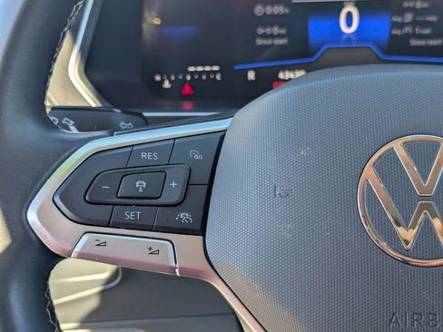 Used 2024 Volkswagen Tiguan SE image 26