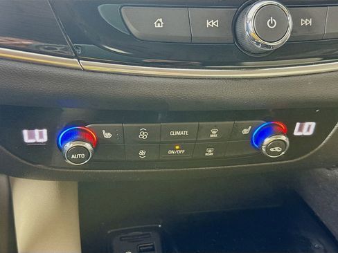 Used 2020 Buick Enclave Essence w/ Sound and Sites Package image 17