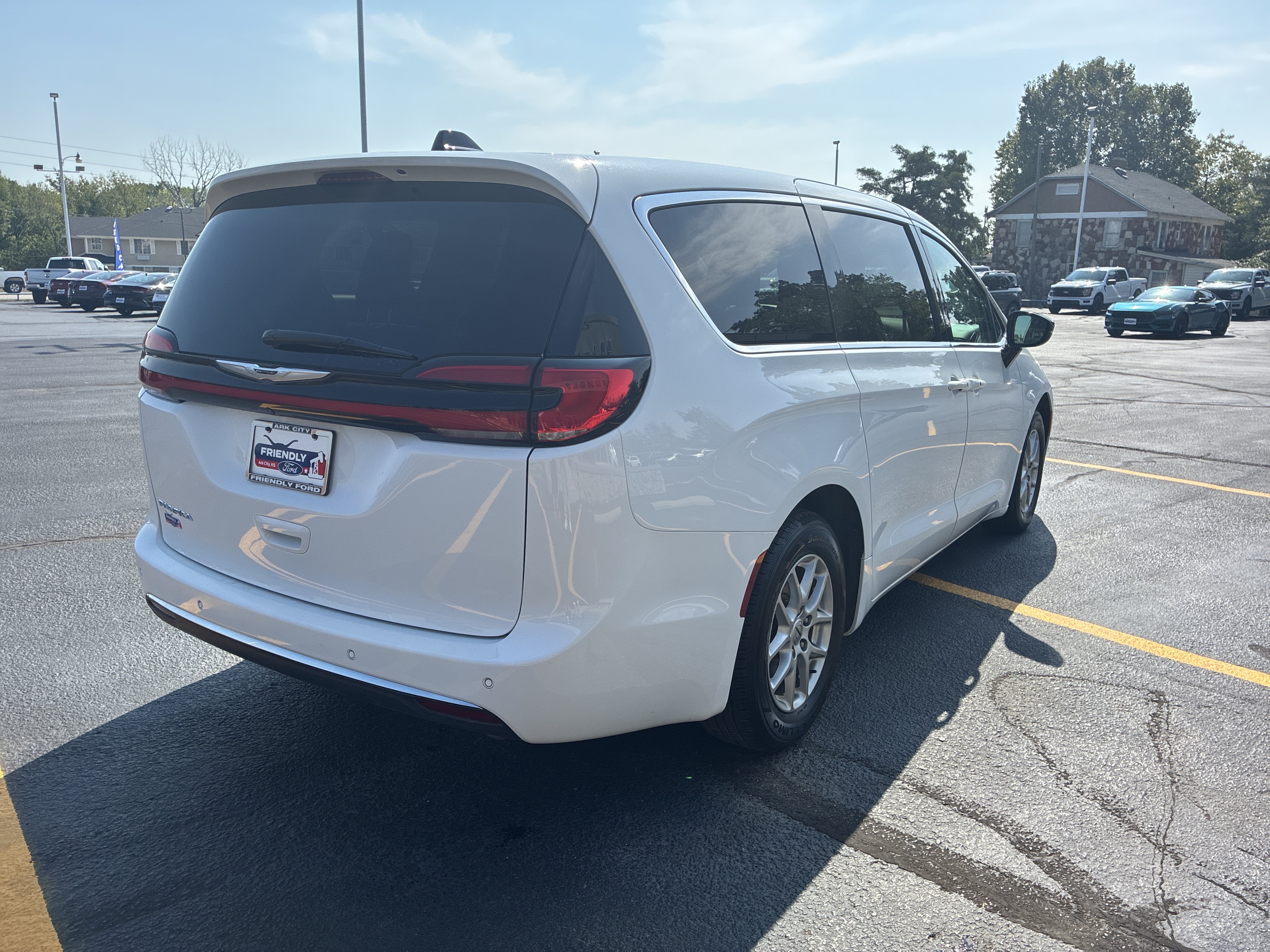 Used 2024 Chrysler Pacifica Touring-L FWD image 7