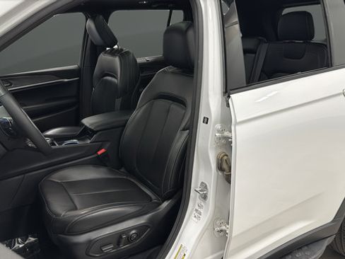 Used 2024 Jeep Grand Cherokee Limited w/ Luxury Tech Group II AWD/4WD image 9
