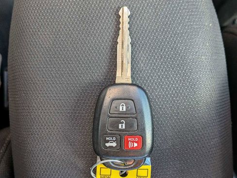 Used 2018 Toyota Corolla LE FWD image 32