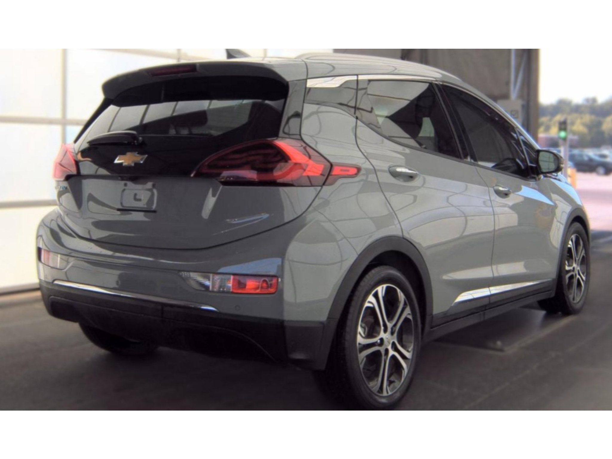 Used 2020 Chevrolet Bolt Premier w/ Infotainment Package FWD image 3