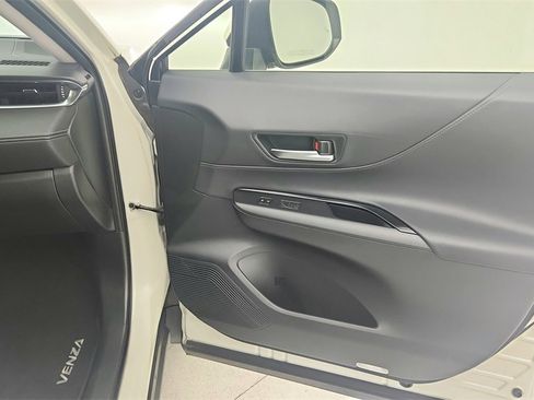 Used 2021 Toyota Venza LE image 31