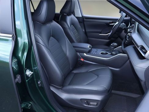 Certified 2025 Toyota Highlander XLE image 21