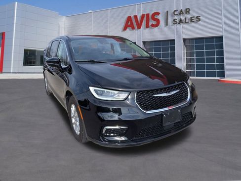 Used 2024 Chrysler Pacifica Touring-L image 3