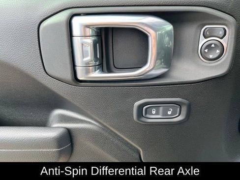 Used 2025 Jeep Gladiator Nighthawk image 12