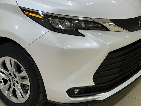 New 2026 Toyota Sienna XLE image 2