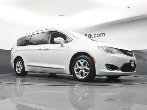 Used 2018 Chrysler Pacifica Touring-L Plus w/ Tire & Wheel Group FWD image 26