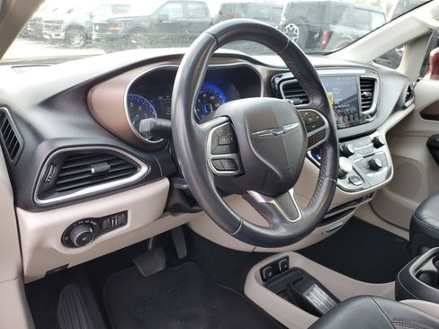 Used 2018 Chrysler Pacifica Touring-L w/ Premium Audio Group image 18