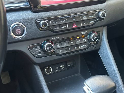 Used 2017 Kia Niro Touring FWD image 28
