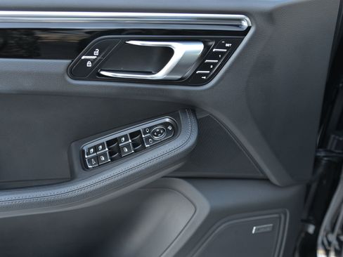 Certified 2025 Porsche Macan image 12