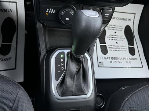 Used 2021 Jeep Renegade Latitude image 11