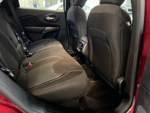 Used 2019 Jeep Cherokee Latitude w/ Popular Appearance Group FWD image 23