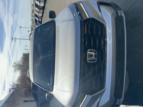 Used 2025 Honda Pilot TrailSport image 2