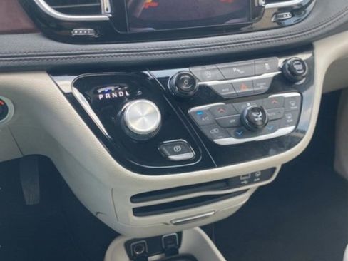 Used 2020 Chrysler Pacifica Limited image 22