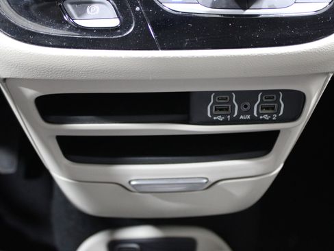 Used 2024 Chrysler Pacifica Touring-L image 16