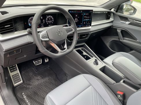 New 2026 Volkswagen Tiguan SE R-Line AWD/4WD image 17