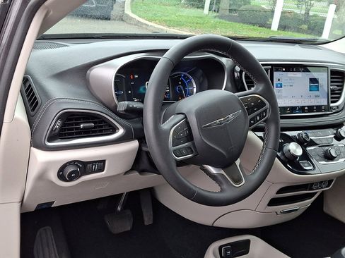 Used 2023 Chrysler Pacifica Touring-L FWD image 25