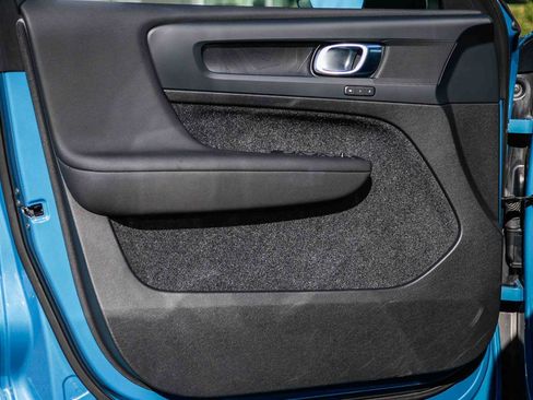 Used 2023 Volvo XC40 Recharge Core image 21