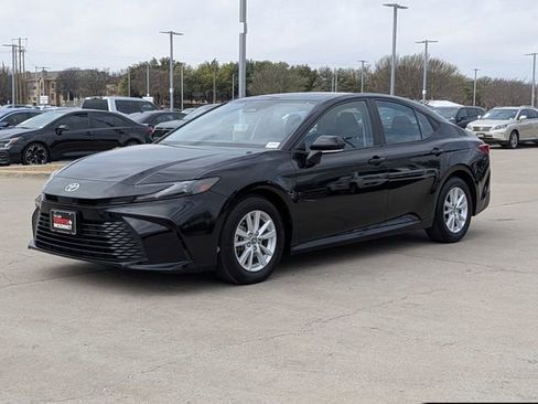 Used 2025 Toyota Camry LE image 10
