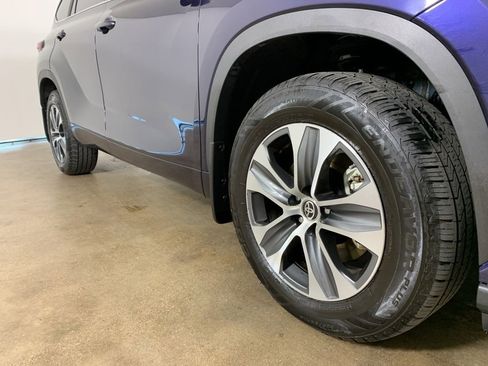 Used 2023 Toyota Highlander XLE AWD/4WD image 6