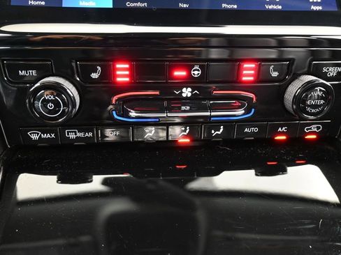 Used 2023 Jeep Grand Cherokee Limited w/ Black Appearance Package image 25