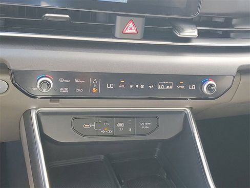 Used 2025 Kia Carnival EX image 17