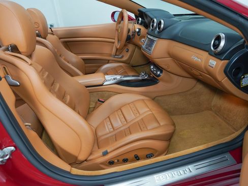 Used 2010 Ferrari California RWD image 2