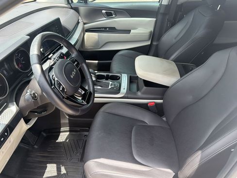 Used 2023 Kia Carnival LX FWD image 5
