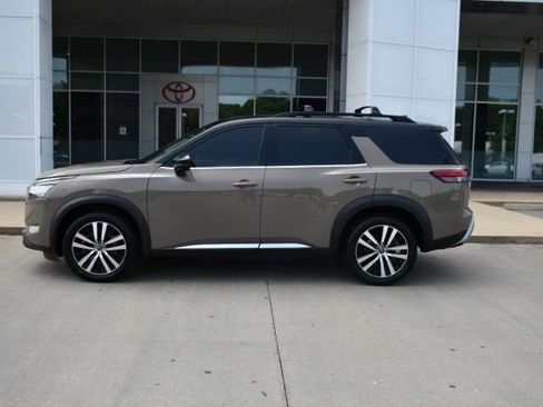 Used 2023 Nissan Pathfinder Platinum FWD image 2