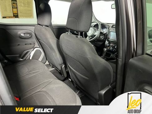 Used 2018 Jeep Renegade Latitude w/ Popular Equipment Group FWD image 19