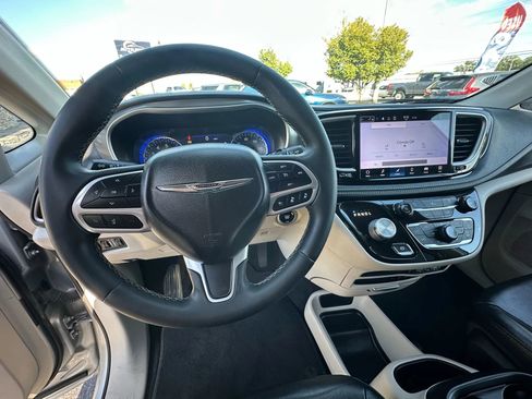 Used 2022 Chrysler Pacifica Touring-L image 18